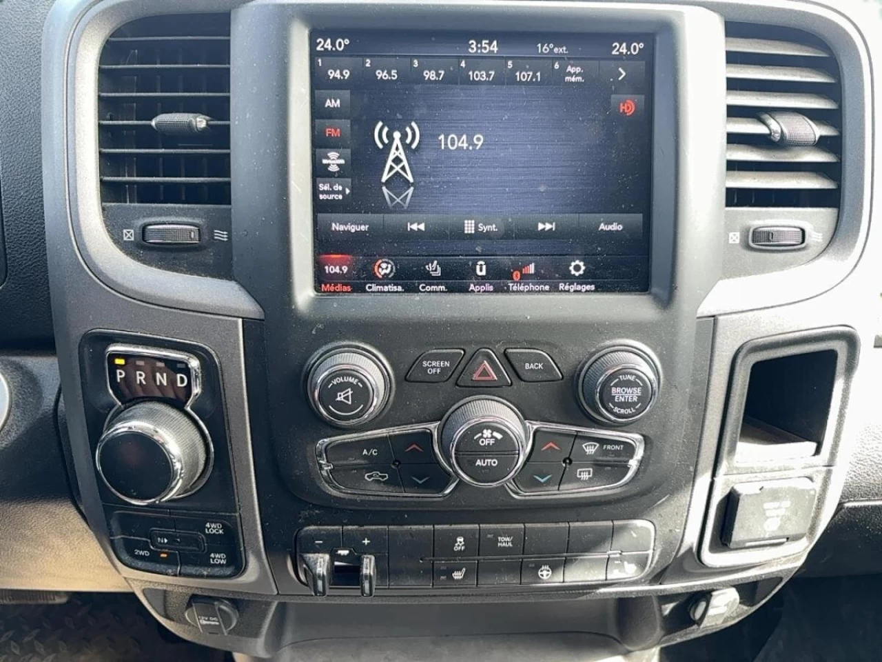 2021 RAM 1500 Classic Express 4x4 Quad Cab 6'4" Box Image principale
