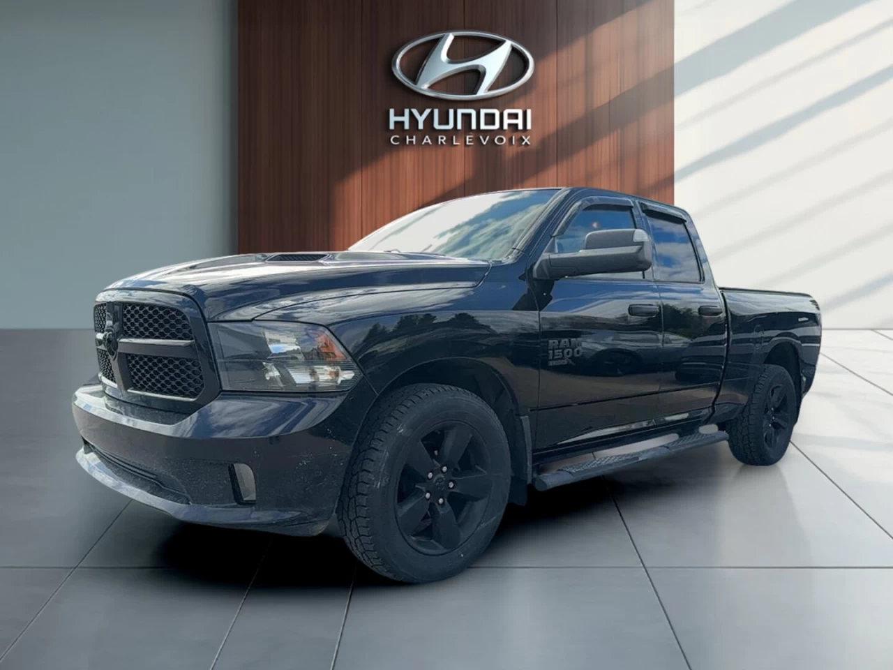 2021 RAM 1500 Classic Express 4x4 Quad Cab 6'4" Box Image principale