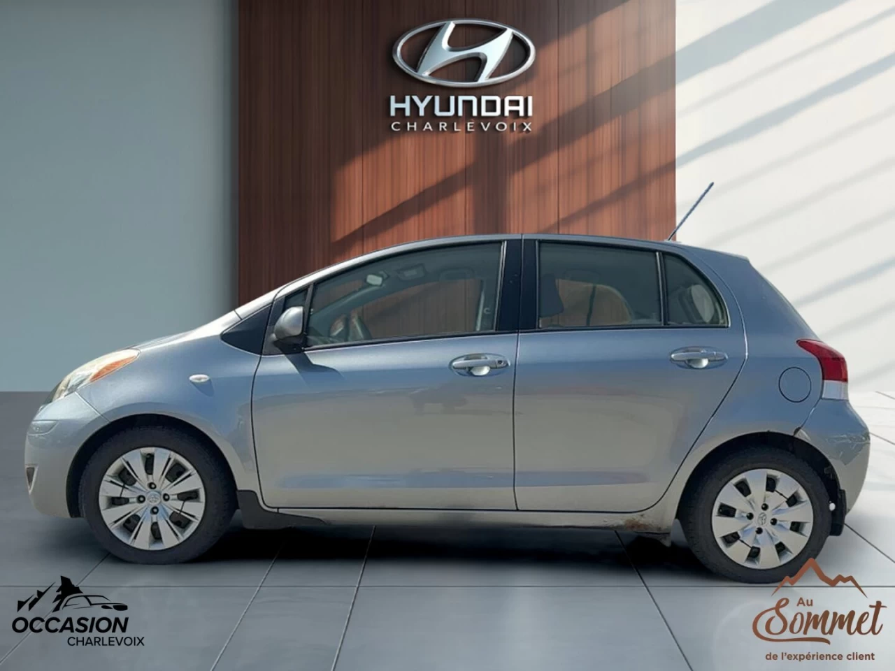 2011 Toyota Yaris 5dr HB Auto LE Image principale
