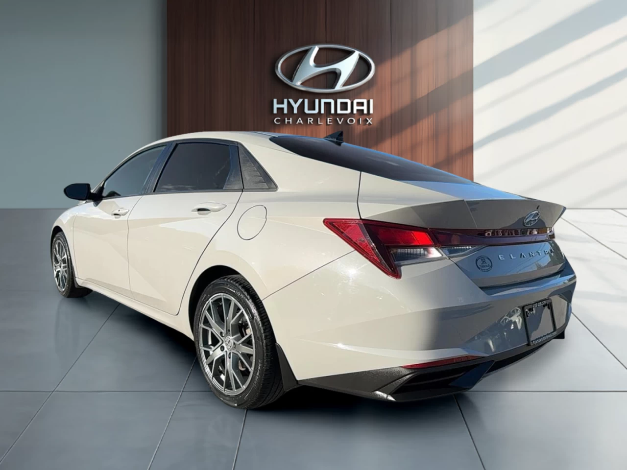 2022 Hyundai Elantra Preferred IVT Main Image