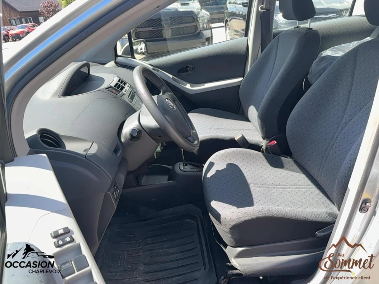 2011 Toyota Yaris 5dr HB Auto LE Image principale