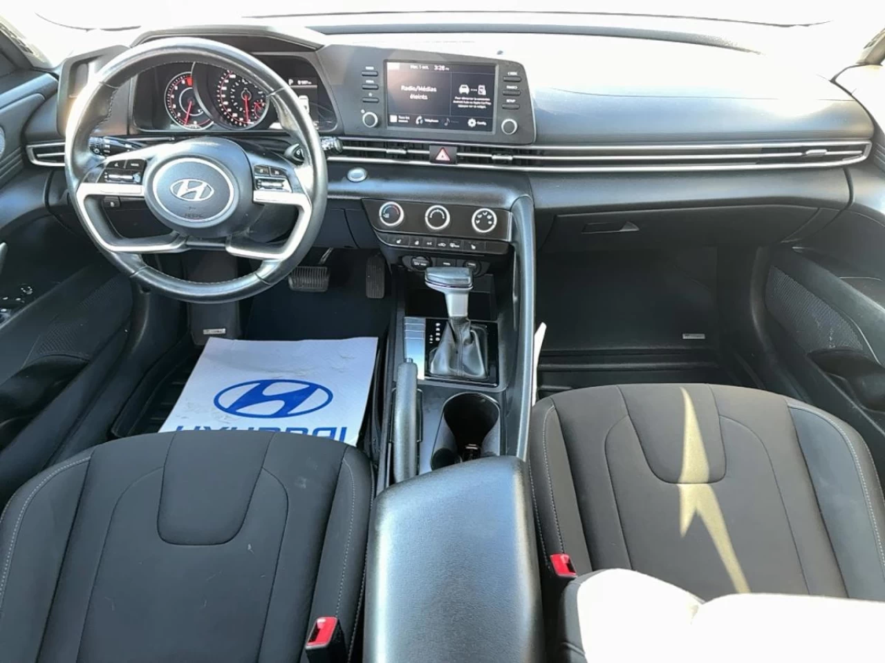 2022 Hyundai Elantra Preferred IVT Main Image