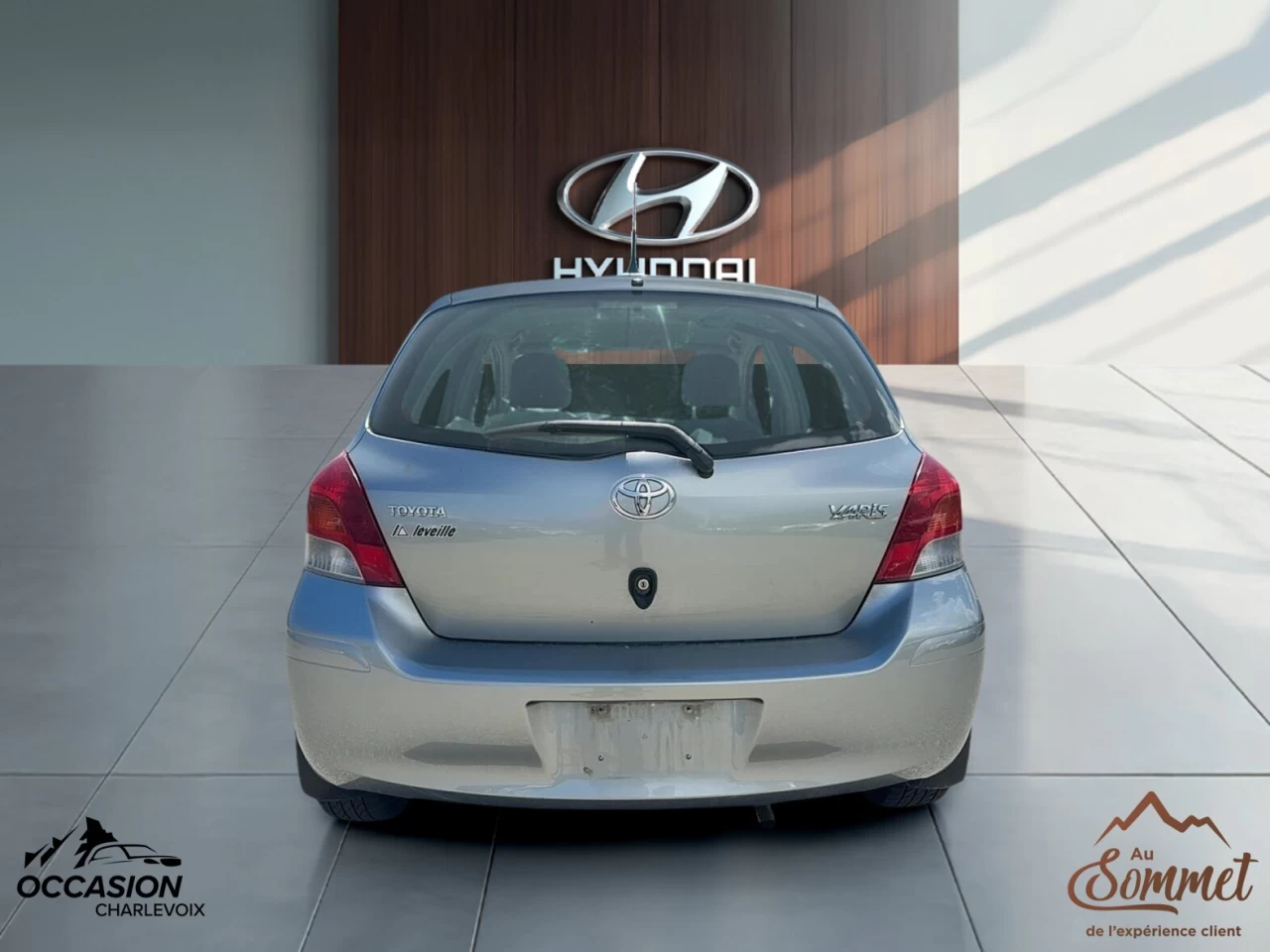 2011 Toyota Yaris 5dr HB Auto LE Image principale