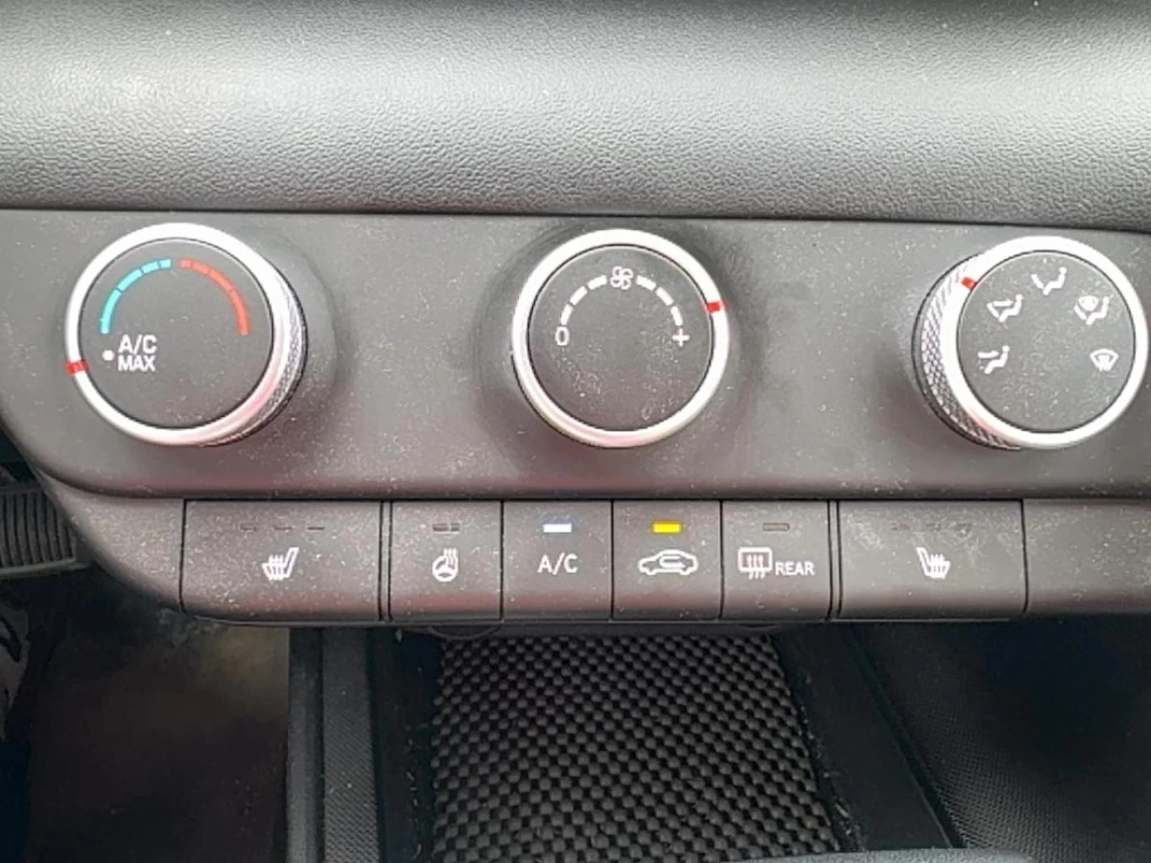 2024 Hyundai Elantra Preferred IVT Main Image