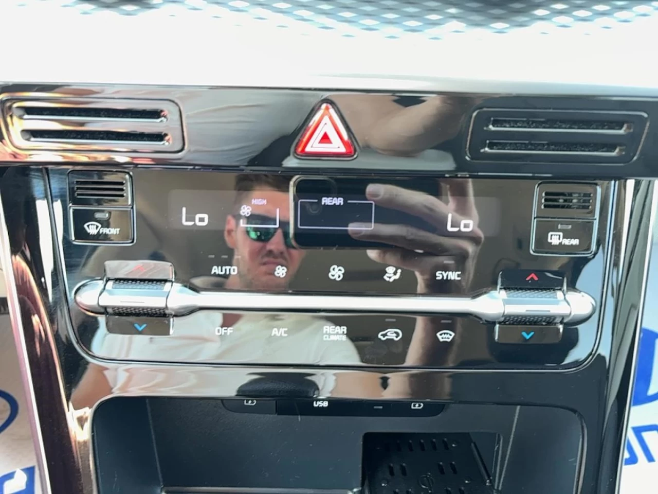 2024 Kia Carnival LX FWD Main Image