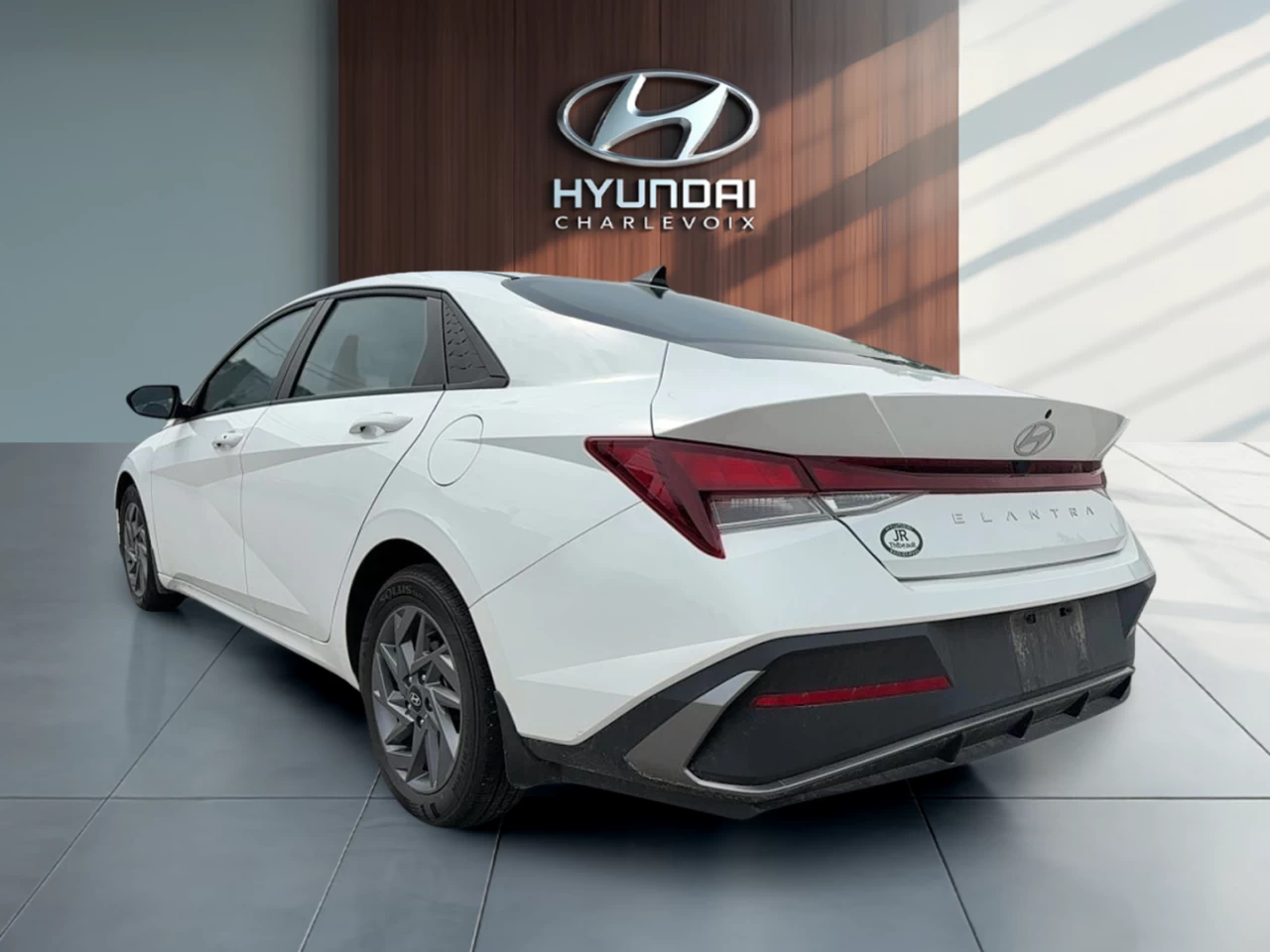 2024 Hyundai Elantra Preferred IVT Main Image