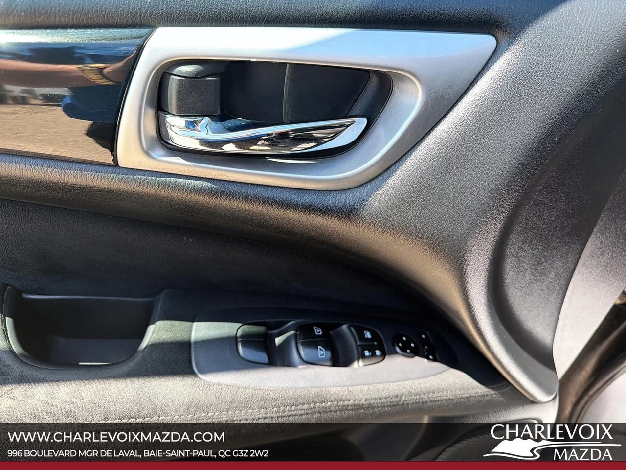 2016 Nissan Pathfinder SV Main Image