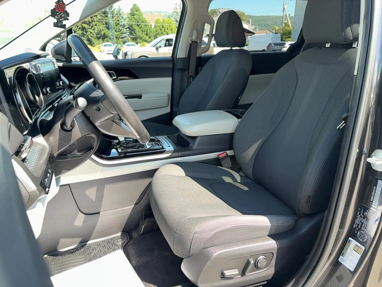 2024 Kia Carnival LX FWD Main Image
