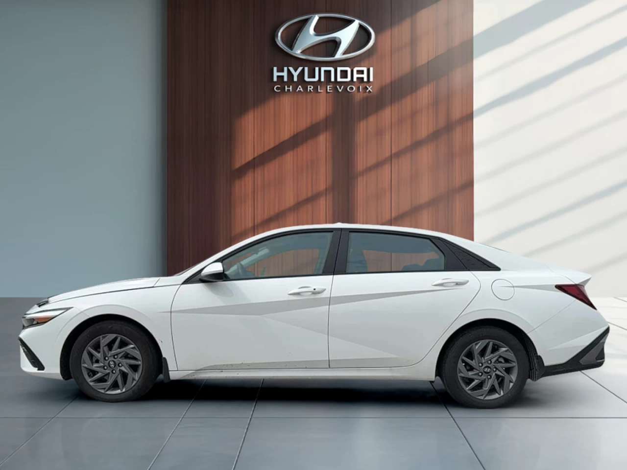 2024 Hyundai Elantra Preferred IVT Main Image