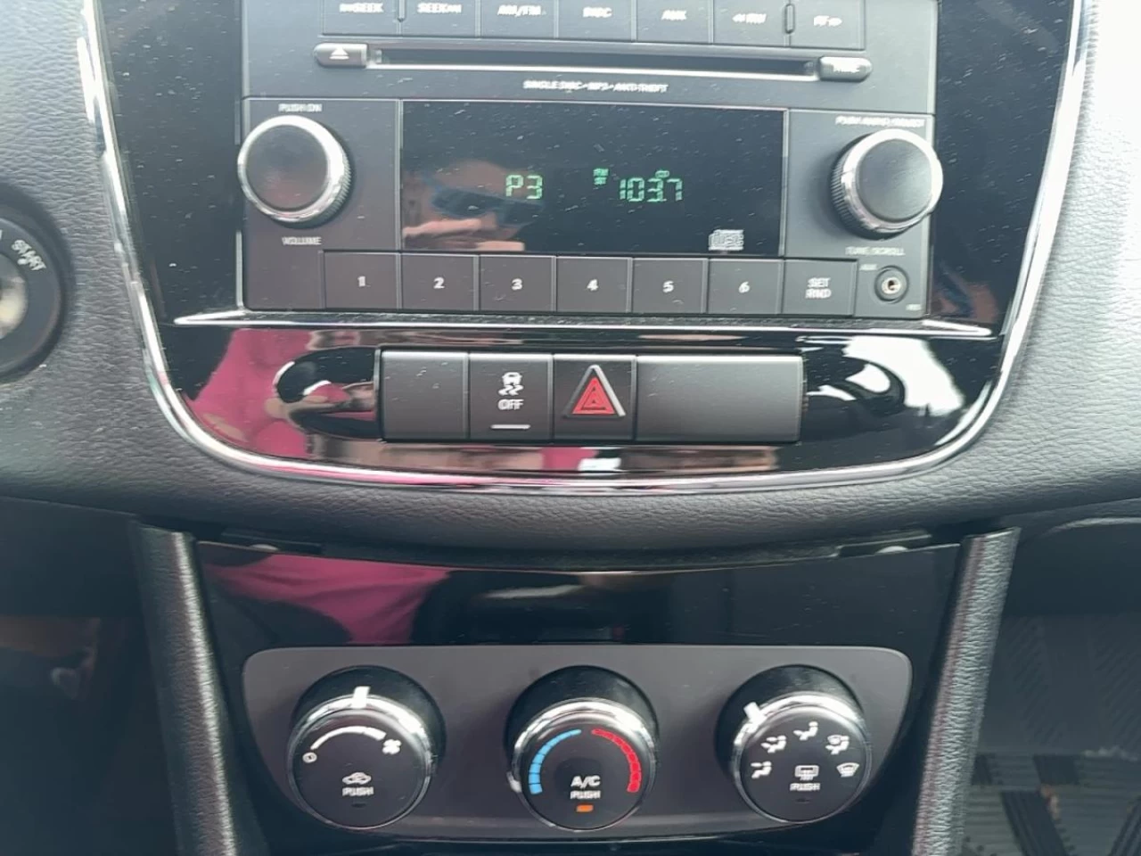 2013 Chrysler 200 4dr Sdn LX Image principale